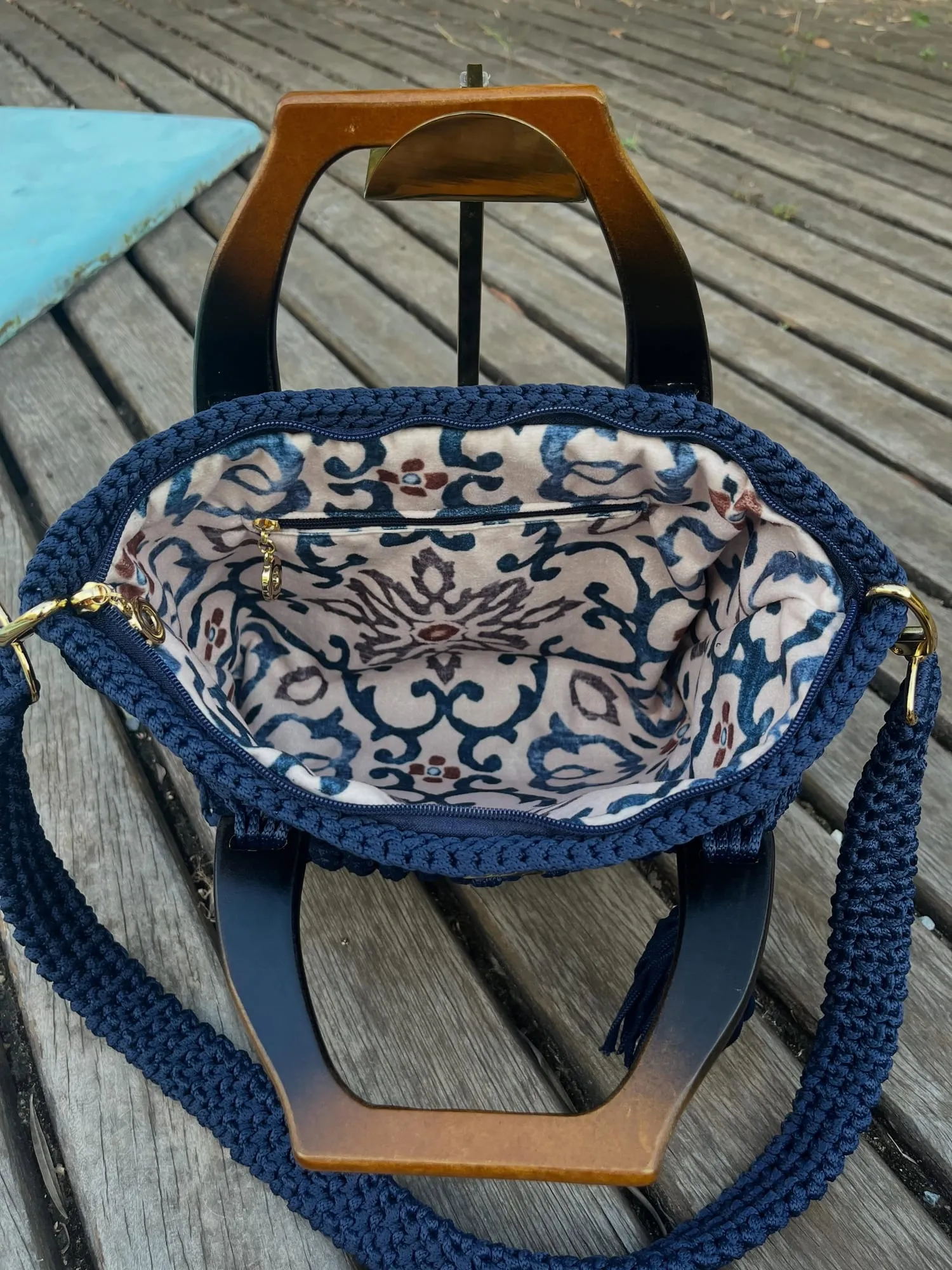 Interior da Bolsa Elza, com forro estampado e bolsinho com zíper