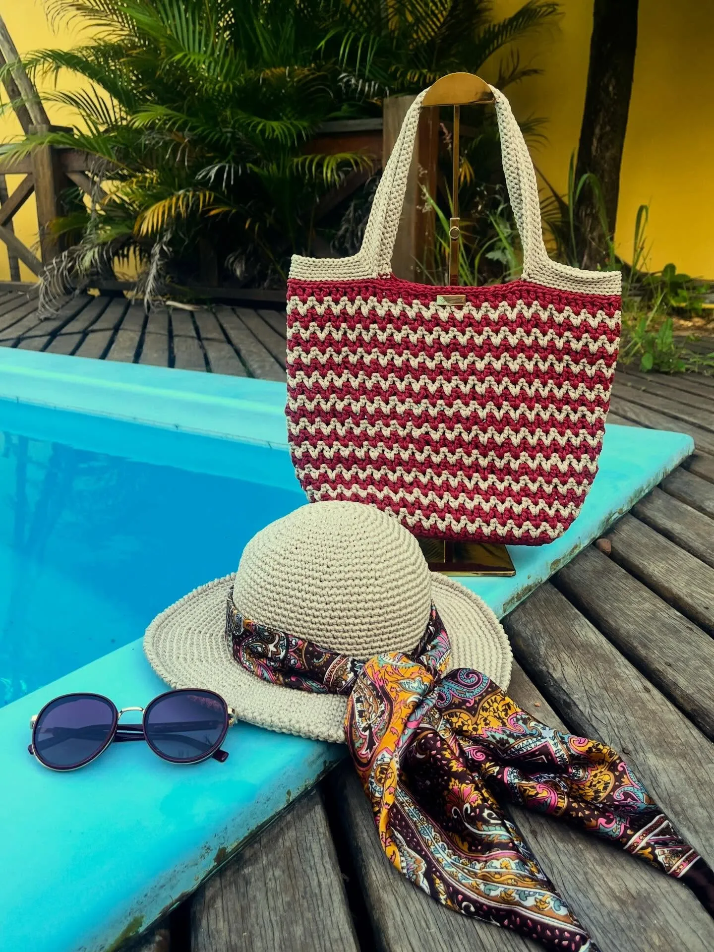 Fiorella Bag by the pool, with the Malibu hat and sunglasses
