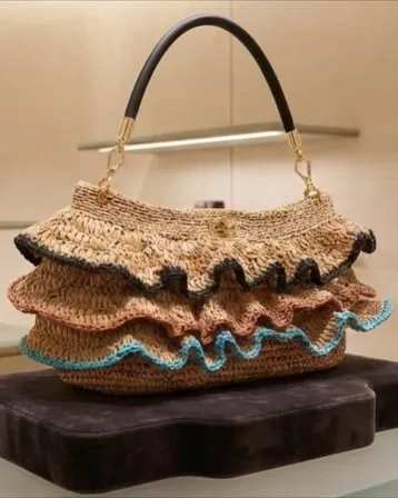 Bolsa Manu sobre um expositor, com alça de mão preta (imagem ilustrativa)