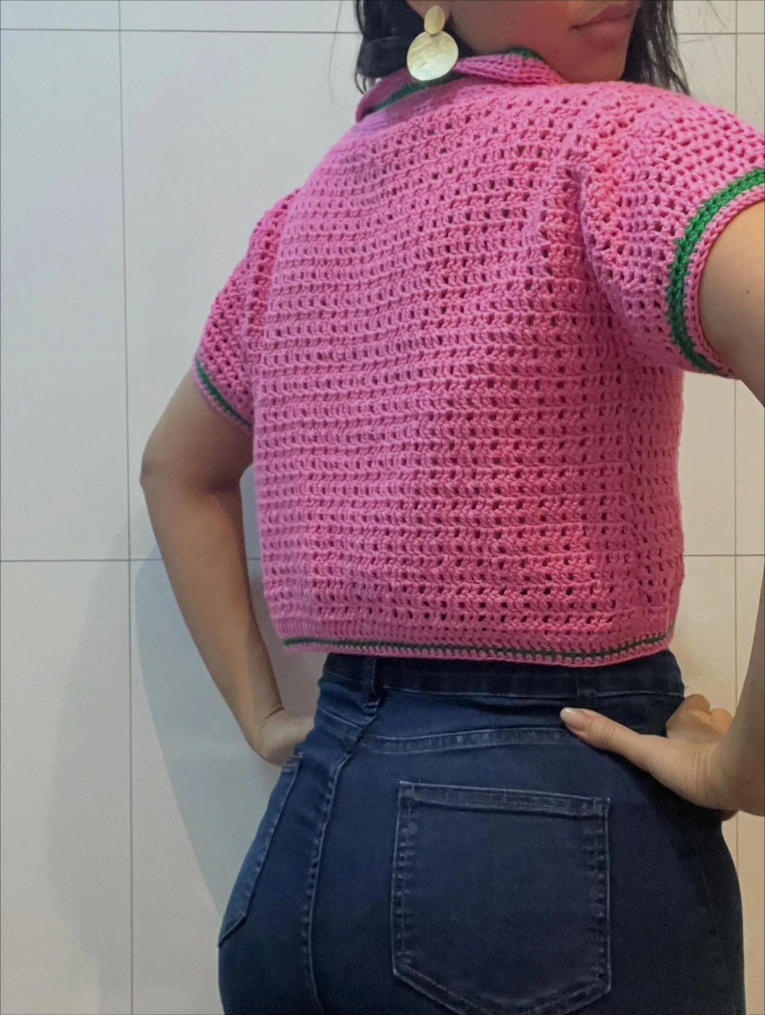 Camisa gola polo rosa vista de costas